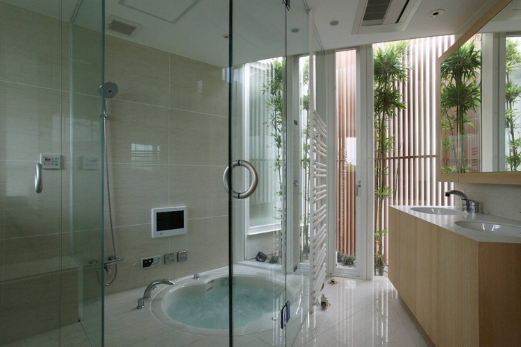 salle de bain déco zen -bain à remous-brise-vue-bambou-meuble-vasque-bois